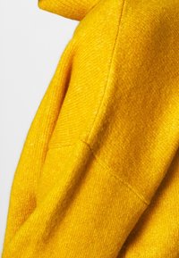 KIOMI Stickad tröja - yellow