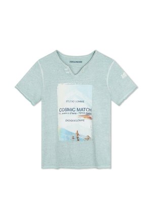 T-shirt en coton bleu clair à col en V, avec un imprimé graphique portant l'inscription "COSMIC MATCH" et des détails de surpiqûre contrastants.