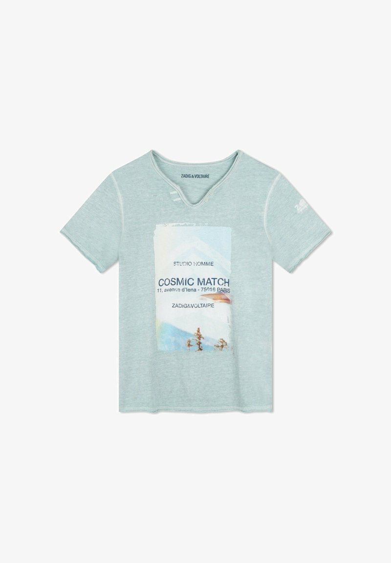 T-shirt en coton bleu clair à col en V, avec un imprimé graphique portant l'inscription "COSMIC MATCH" et des détails de surpiqûre contrastants.