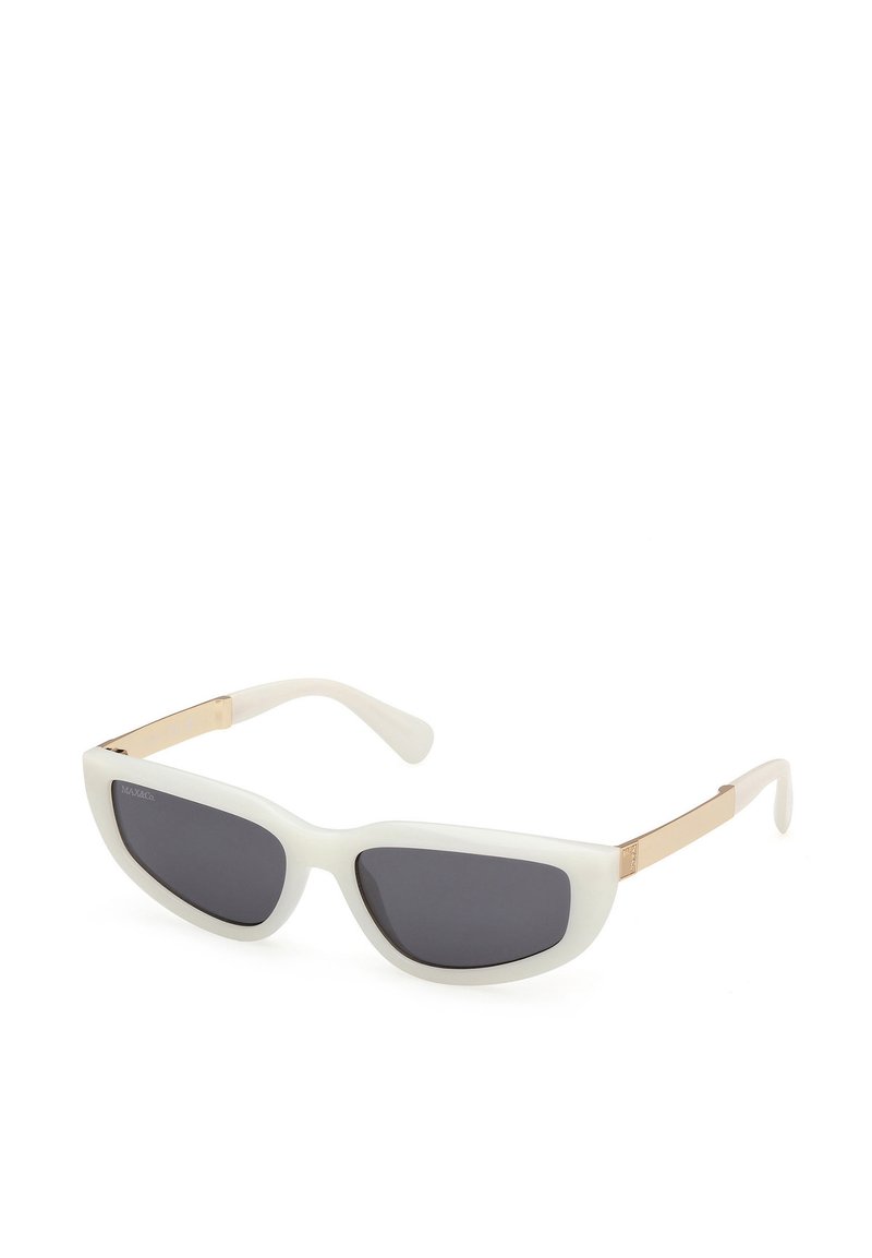 Occhiali da sole bianchi con lenti grigie scure, caratterizzati da una forma elegante a occhio di gatto. Gli accenti in metallo dorato sulle stempiere arricchiscono il design.