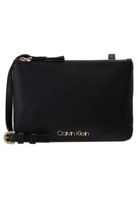 Czarna skórzana kopertówka z zamkiem błyskawicznym, o subtelnej teksturze ziarnistej i złotym logo na dole. Posiada odpinany pasek.