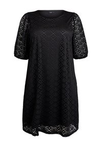 Vestido negro de corte holgado, con mangas cortas abullonadas y un intrincado patrón de recortes. Tejido ligero con un acabado ligeramente texturizado.