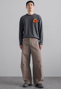 Henrik Vibskov DART PANTS - Relaxed fit jeans - walnut