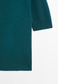 Türkiser Strickpullover mit weicher Textur, featuring einen lässigen Schnitt und kurze Ärmel, abgeschlossen mit gerippten Bündchen und Saum.