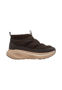Baskets slip-on marron foncé avec dessus rembourré, col de cheville tricoté, languettes de tirage et semelle épaisse beige avec détail de rayure blanche.
