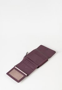 Portafoglio in pelle viola con finitura texturizzata, dotato di più slot per carte, una finestra trasparente per l'ID e un compartimento con zip.