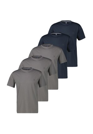 Viisi yksiväristä, pyöreäkauluksista t-paitaa harmaana ja laivastonsinisenä, aseteltuna päällekkäin valkoisella taustalla.