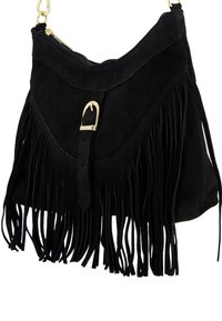 Sort ruskinds håndtaske med frynser, et guldfarvet spænde og lynlås. Blød tekstur med en struktureret form.