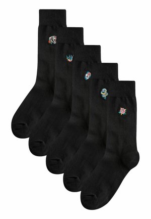 Pięć czarnych skarpetek typu crew, każda z małym, kolorowym haftowanym wzorem: tygrys, ptak, czaszka, wąż oraz róża w pobliżu mankietu.