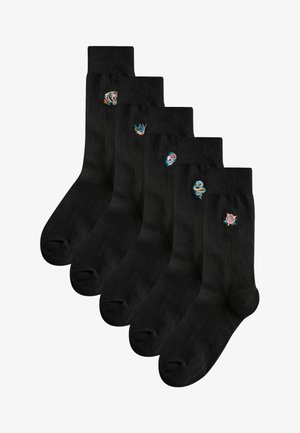 Pięć czarnych skarpetek typu crew, każda z małym, kolorowym haftowanym wzorem: tygrys, ptak, czaszka, wąż oraz róża w pobliżu mankietu.