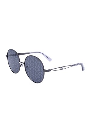 Occhiali da sole rotondi neri con lenti scure decorate e sottili montature e aste in metallo, con un piccolo logo decorativo sul lato.