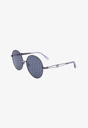 Occhiali da sole rotondi neri con lenti scure decorate e sottili montature e aste in metallo, con un piccolo logo decorativo sul lato.