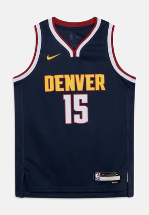 Camisa de basquetebol azul escuro com detalhes em vermelho e branco, apresentando "DENVER" em amarelo, número do jogador "15" em branco e logotipo da Nike no peito.