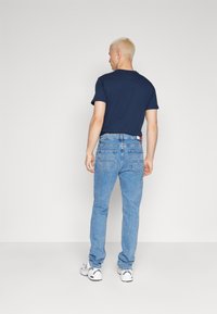 Tommy Jeans RYAN REGULAR STRAIGHT - Tiesaus kirpimo džinsai - denim medium