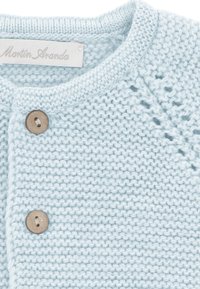 Cárdigan de punto azul claro con cuello redondo y botones de madera, con un patrón texturizado y un delicado detalle de calado.