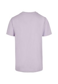 Lilla cotton t-shirt, korte ærmer, rund hals, glat tekstur, ensfarvet design uden mønstre eller detaljer, vist fra ryggen.