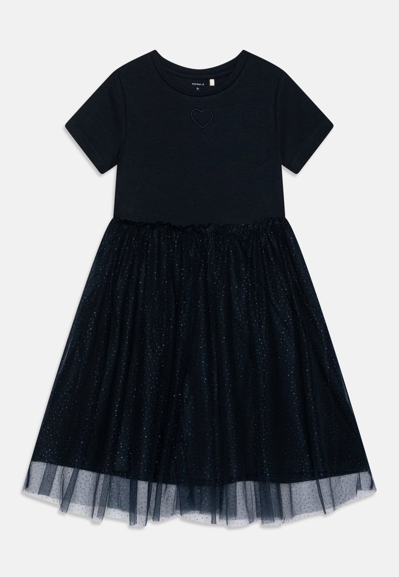 Robe noire à manches courtes avec un cœur texturé sur la poitrine et une jupe en tulle à couches ornée de petits points scintillants.