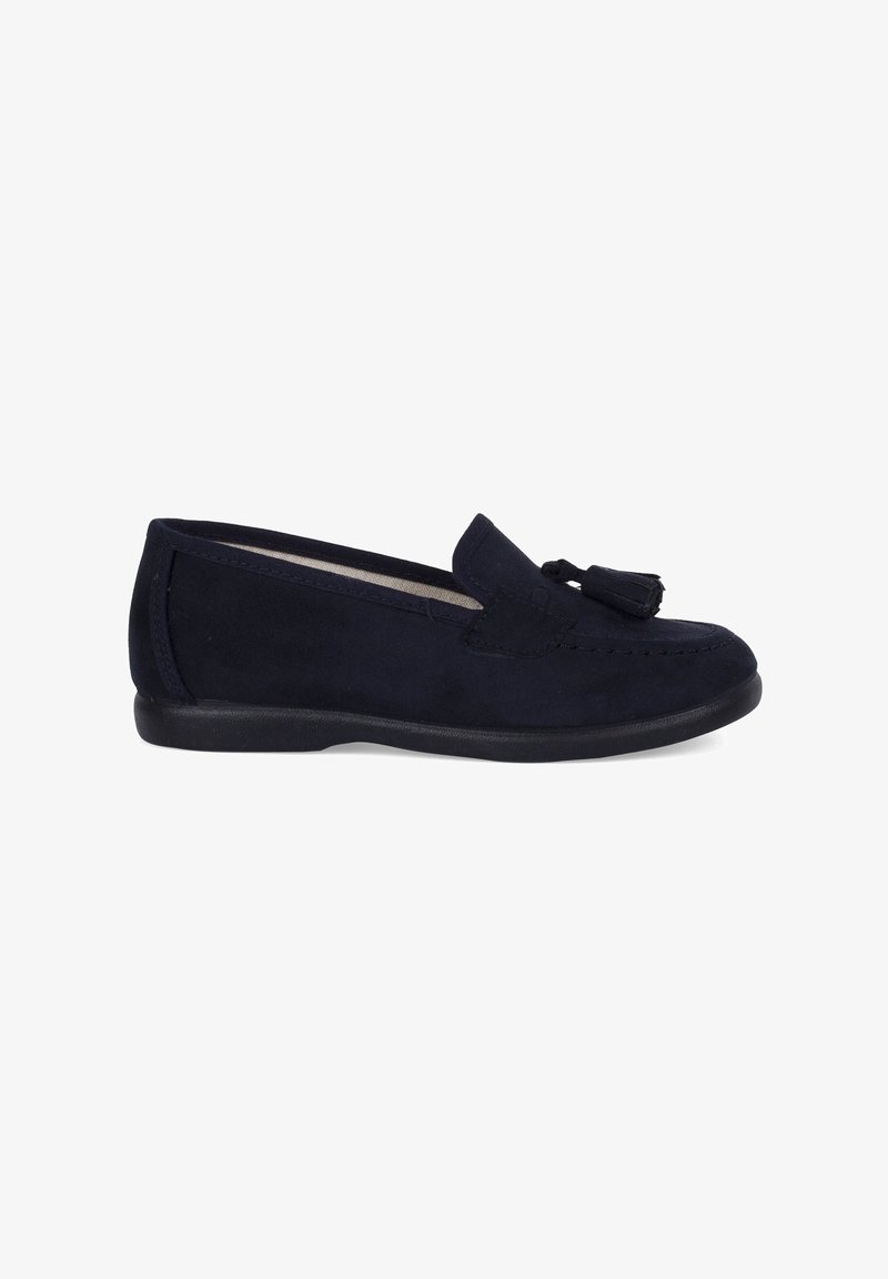 Mocassin en daim bleu marine avec pompons, semelle noire basse et bout arrondi, présenté de profil sur fond blanc.