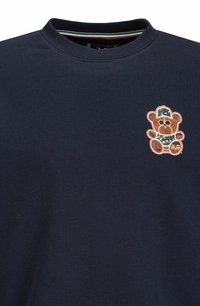 Marineblauwe sweatshirt met een ronde hals, met borduursel van een teddybeer in bruin, die een groene camouflagepet en -shirt draagt. Zachte katoenstof.