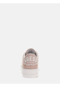 Baskets en cuir rose avec semelle en caoutchouc blanc, arborant un logo blanc surélevé "GUESS LOS ANGELES" à l'arrière. Design épuré et minimaliste.