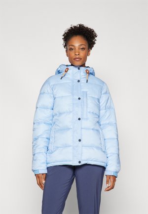 Veste rembourrée bleue avec capuche, dotée de boutons noirs, d'une poche poitrine, d'accents de cordon contrastants et d'une texture lisse et brillante.