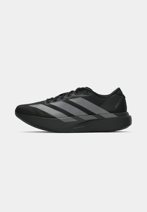 Chaussures de sport noires au design léger, présentant trois rayures grises marquées, une texture lisse et une semelle profilée.