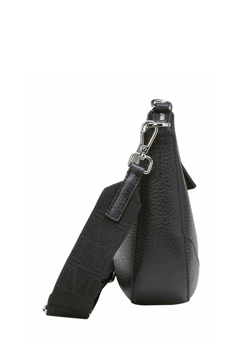 Zwarte leren crossbody tas met een gestructureerde afwerking, voorzien van een zilverkleurige sluiting en een gestreepte verstelbare schouderband.