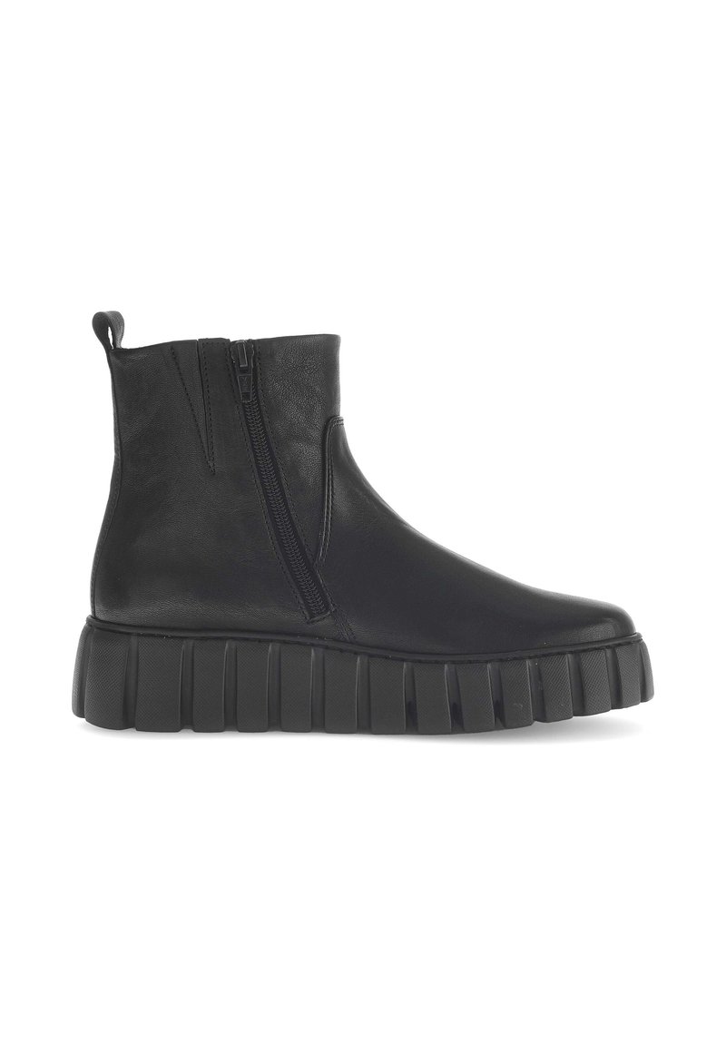 Schwarze Leder-Stiefeletten mit seitlichem Reißverschluss, gerippter Gummisohle und einer Zuglasche. Glatte Textur und modernes Design mit einem gestapelten Absatz.