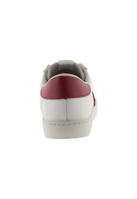 Sneaker da uomo con tomaia in pelle bianca e dettagli in pelle rossa. Texture liscia, punta tonda e suola piatta in gomma. Include una fascia in velcro.