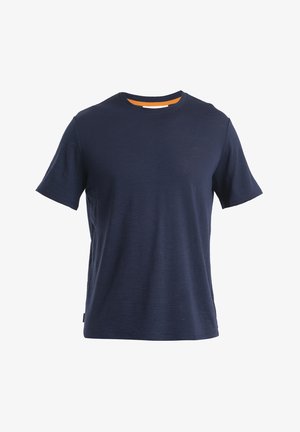 Camiseta de cuello redondo azul marino hecha de tela suave y texturizada. Cuenta con mangas cortas y un acento naranja en el interior del cuello. Corte clásico.