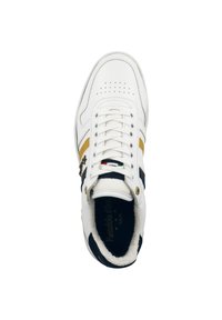 Witte sneakers met gouden streep, marineblauwe accenten en geperforeerde neus. Voorzien van veters en een textuur rubberen zool. Merken op de tong.