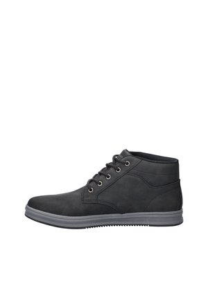 Zwarte mid-top casual schoen met veters aan de voorkant, metalen oogjes, gevoerde kraag en grijze rubberen zool, zijaanzicht.