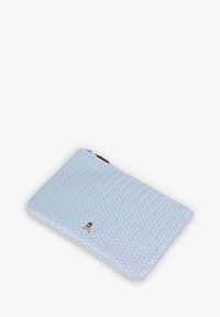 Clutch texturizado azul claro con un patrón hexagonal, que presenta una cremallera dorada y un pequeño detalle de logo en la parte frontal.