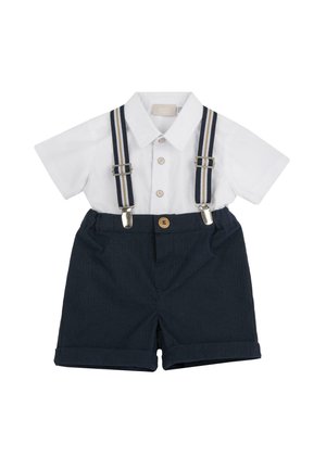 Weißes kurzärmeliges Hemd mit Kragen, kombiniert mit marineblauen, fein gestreiften Shorts. Verfügt über verstellbare marineblaue und weiße gestreifte Hosenträger sowie einen Holzknopf.