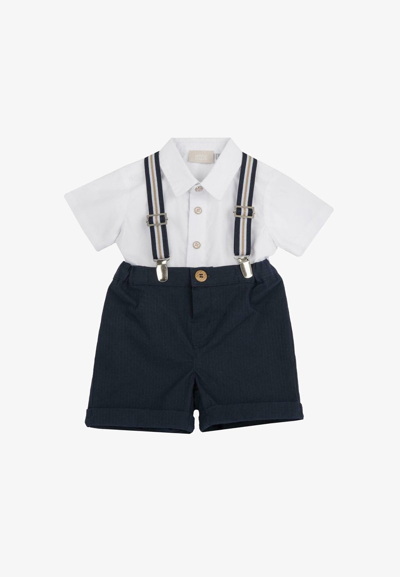 Chemise blanche à manches courtes avec col, associée à un short bleu marine à fines rayures. Comprend des bretelles réglables rayées bleu marine et blanches ainsi qu'un bouton en bois.