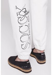 Soccx MIT GLITTER PRINT - Pantalones deportivos - ivory