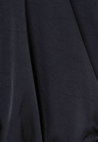 Tessuto blu navy scuro con pieghe morbide e una texture liscia, che mostra lievi riflessi e ombre.