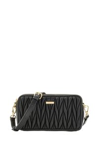 Czarna pikowana torebka na ramię wykonana z błyszczącego materiału syntetycznego. Posiada akcent ze złotego metalu oraz regulowany pasek. Zamek błyskawiczny.
