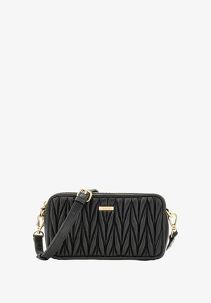 Czarna pikowana torebka na ramię wykonana z błyszczącego materiału syntetycznego. Posiada akcent ze złotego metalu oraz regulowany pasek. Zamek błyskawiczny.
