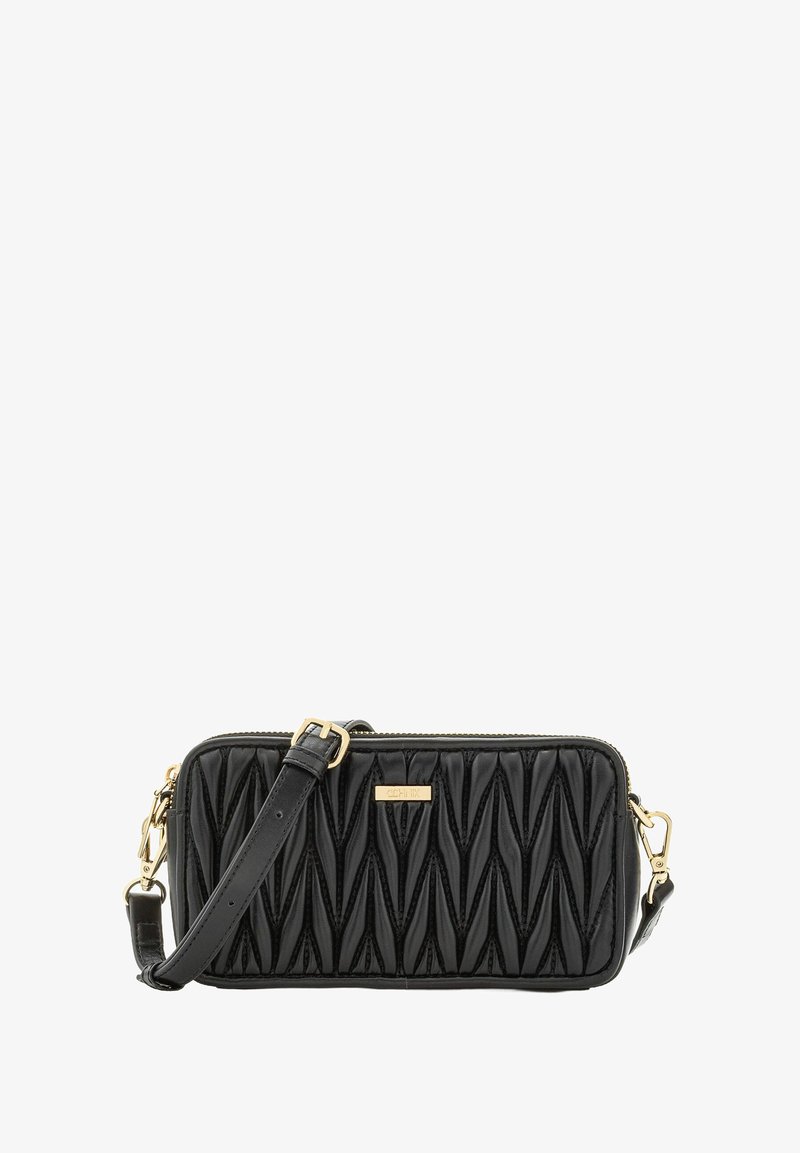 Czarna pikowana torebka na ramię wykonana z błyszczącego materiału syntetycznego. Posiada akcent ze złotego metalu oraz regulowany pasek. Zamek błyskawiczny.