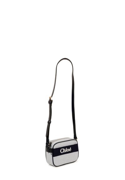 Borsa a tracolla in tessuto a righe blu e bianco, con tracolla in pelle nera, chiusura a zip e logo "Chloé" ricamato sul davanti.