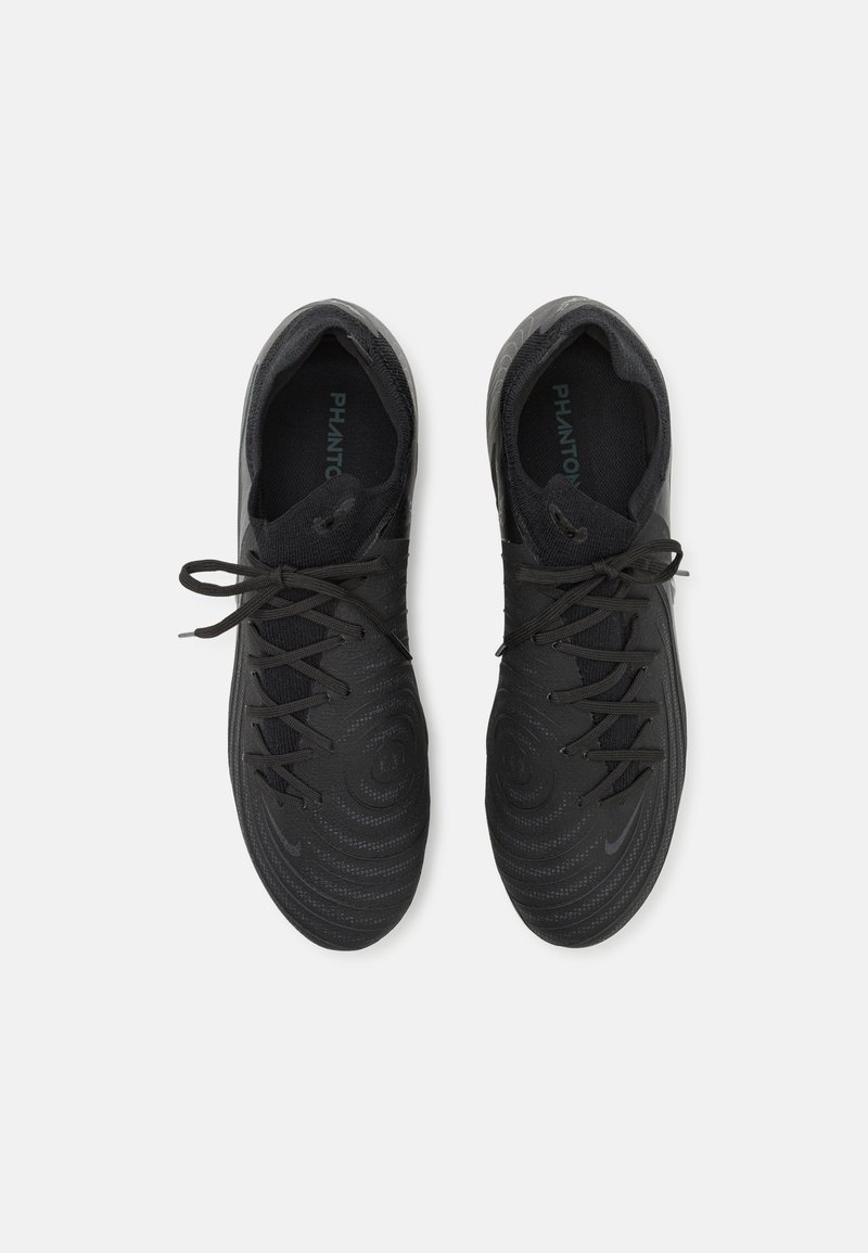 Czarne buty sportowe z teksturowaną cholewką, okrągłymi wzorami i sznurowanym zapięciem. Posiadają logo na boku oraz wyściełane wnętrze.