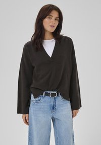 My Essential Wardrobe HUXI V-NECK - Svetr - espresso