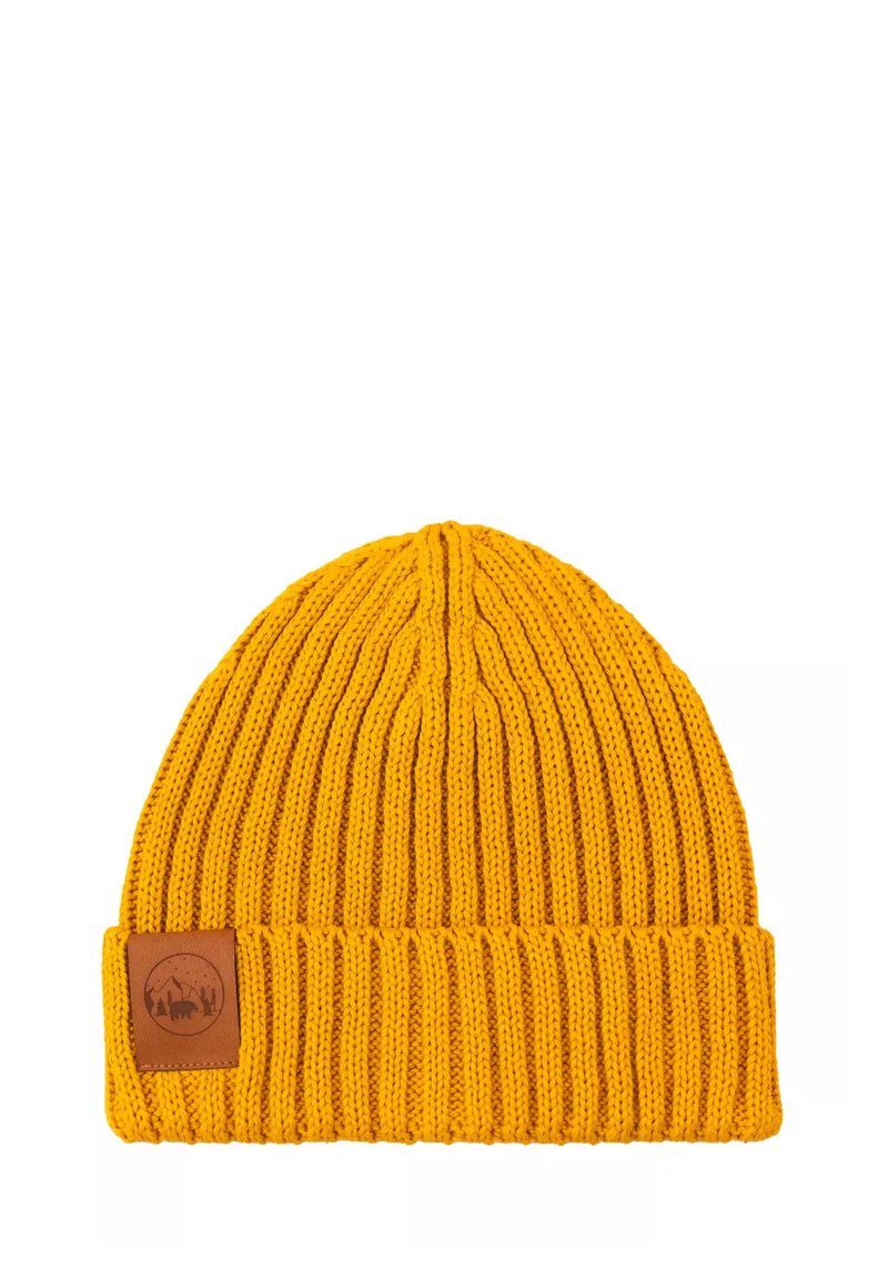 Żółta dziana czapka z prążkowaną fakturą i podwiniętym mankietem, ozdobiona małą brązową skórzaną naszywką z wzorem góry i niedźwiedzia.