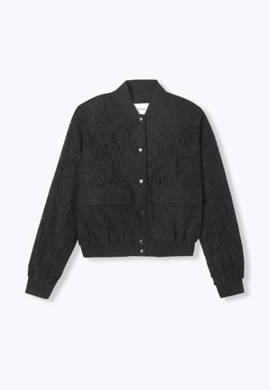Veste bomber en dentelle noire avec col, poignets et ourlet côtelés, boutons-pression à l'avant et deux poches à rabat sur le devant.