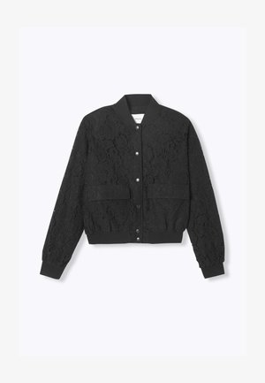 Veste bomber en dentelle noire avec col, poignets et ourlet côtelés, boutons-pression à l'avant et deux poches à rabat sur le devant.