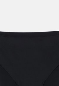 Μαύρο κάτω μέρος μπικίνι κατασκευασμένο από λείο, ελαστικό υλικό με αδιάκοπο σχεδιασμό. Διαθέτει χαμηλή μ έση και μίνιμαλ στυλ.