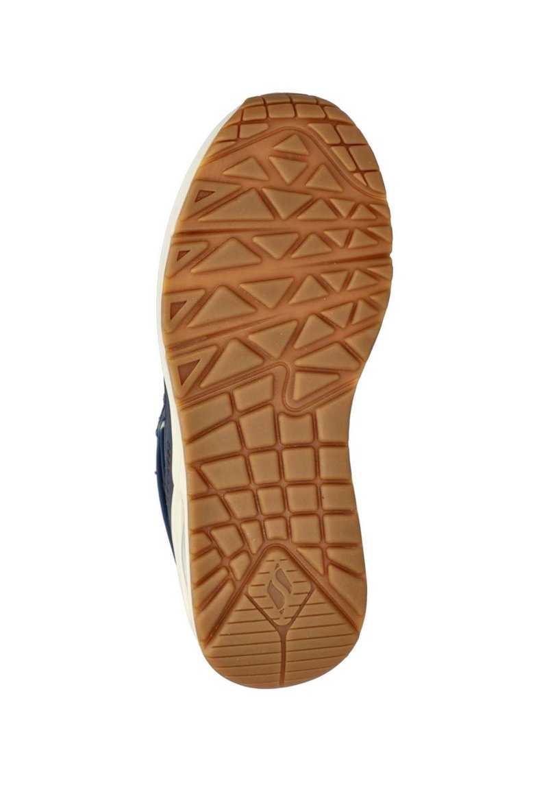 Suola della scarpa in materiale gommoso texturizzato di colore marrone, con un motivo geometrico di trazione e un logo sul tallone.