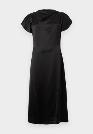 Schwarzes Satin-Kleid mit U-Ausschnitt und kurzen Ärmeln, das eine fließende Silhouette und einen seitlichen Schlitz für Bewegungsfreiheit bietet.