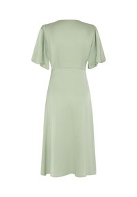Robe midi vert clair avec manches courtes évasées et taille cintrée, vue de dos sur un fond blanc.